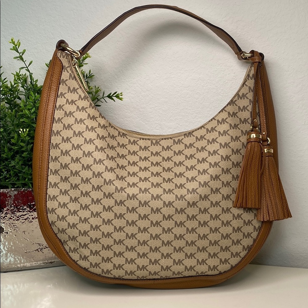 Michael Kors Signature Lydia Large Shoulder Hobo Bag in Natural and‎ Acorn